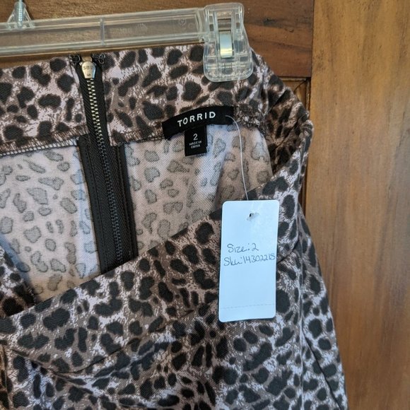 NWT Torrid Leopard Twill Pleated Mini Skater Skirt - Picture 6 of 6